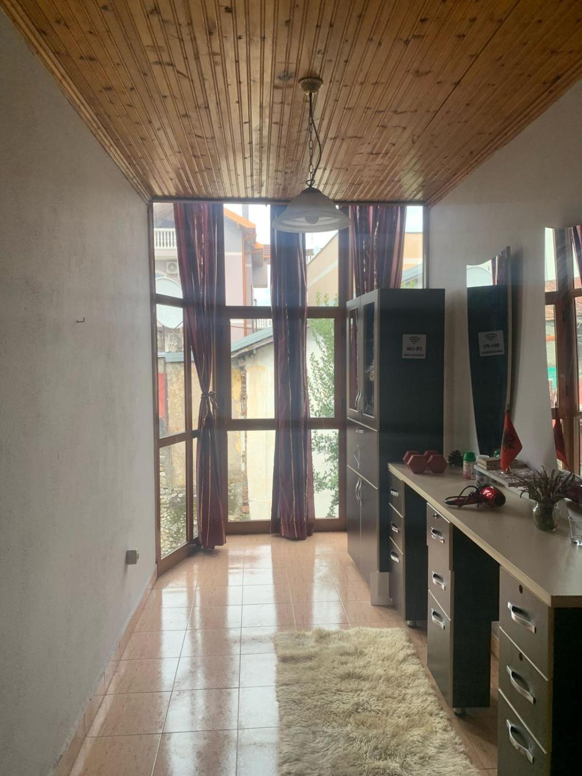 Friends Hostel & Tours Shkodër エクステリア 写真